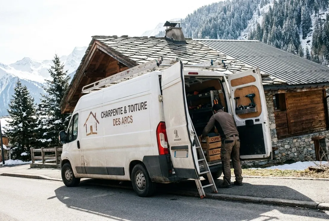 Fourgon Charpente & Toiture des Arcs devant un chalet de montagne